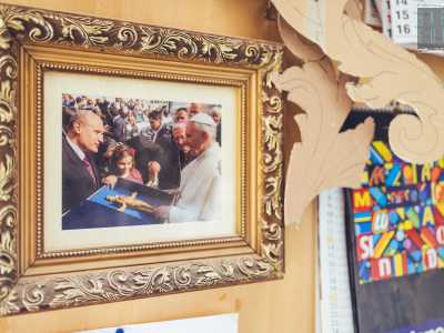 E dopo averci mostrato una foto che lo vede donare una ferula pastorale in legno d�ulivo a Papa Francesco...